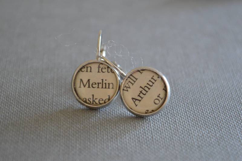 Recycelte Buchseiten Merlin Und Arthur Ohrringe Recycelte Buchseiten Merlin Und Arthur Ohrringe von BellBookAndScandal