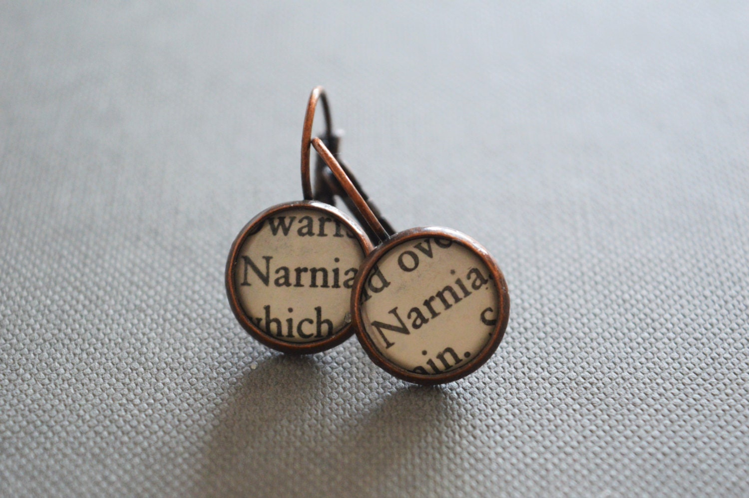 Recycelte Buchseiten Narnia Ohrringe Recycelte Buchseiten Narnia Ohrringe von BellBookAndScandal