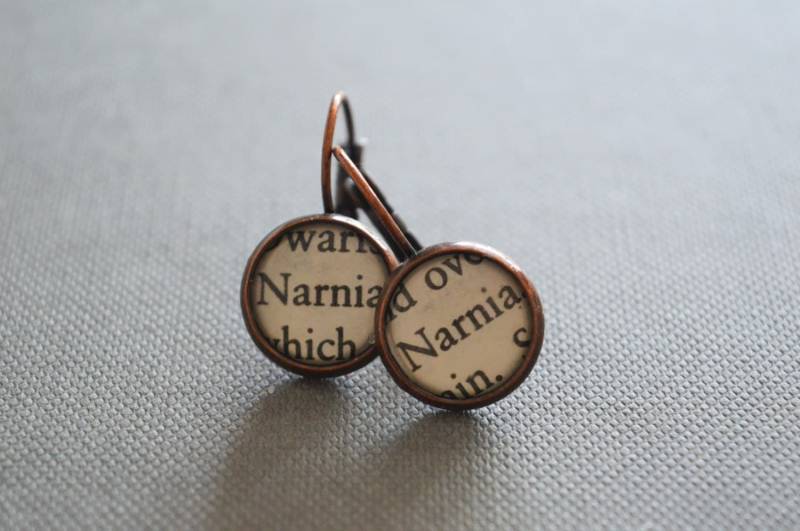 Recycelte Buchseiten Narnia Ohrringe Recycelte Buchseiten Narnia Ohrringe von BellBookAndScandal