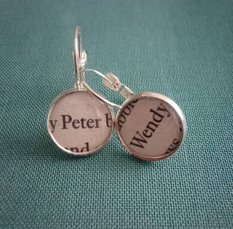 Recycelte Buchseiten Wendy & Peter Pan Ohrringe Mit Brisur Recycelte Buchseiten Wendy & Peter Pan Ohrringe Mit Brisur von BellBookAndScandal