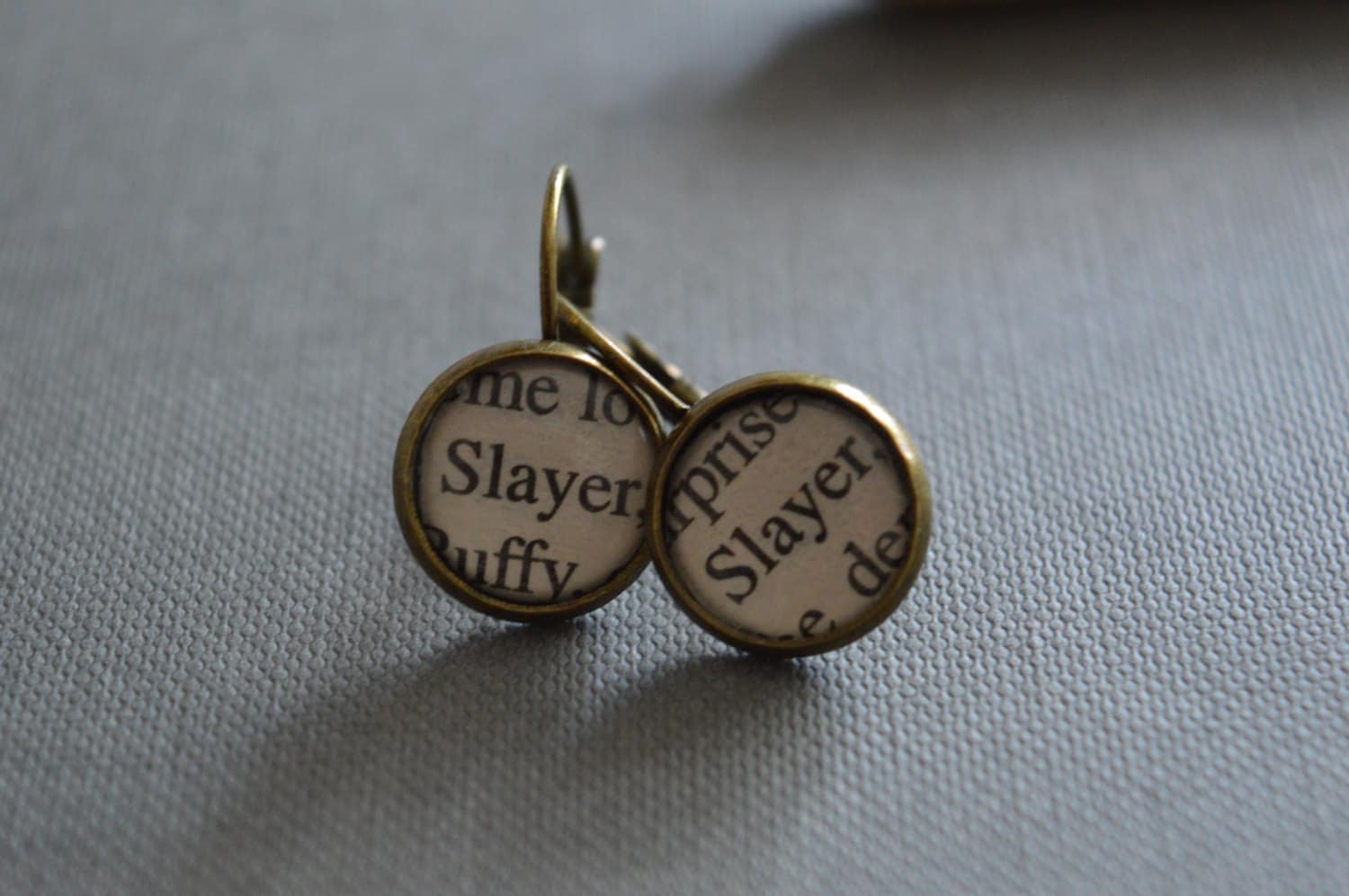 Recycled Buchseiten Buffy The Vampire Slayer Ohrringe Recycled Buchseiten Buffy The Vampire Slayer Ohrringe von BellBookAndScandal