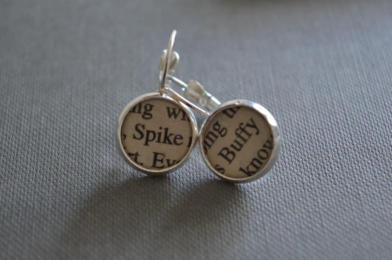 Recycled Buchseiten Buffy The Vampire Slayer Und Spike Ohrringe Recycled Buchseiten Buffy The Vampire Slayer Und Spike Ohrringe von BellBookAndScandal