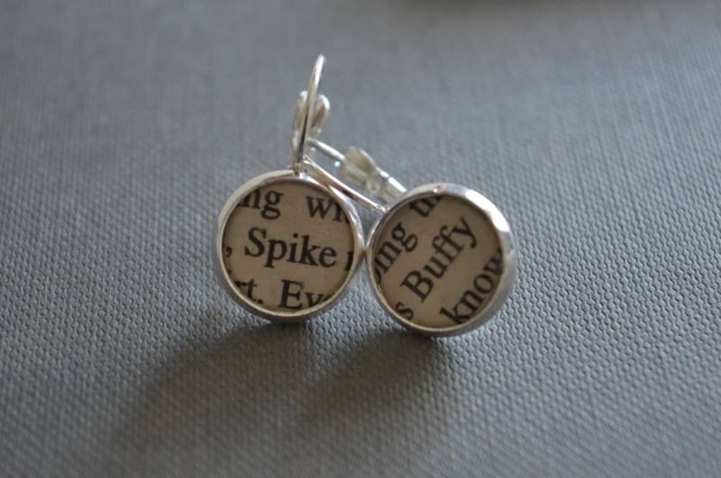 Recycled Buchseiten Buffy The Vampire Slayer Und Spike Ohrringe Recycled Buchseiten Buffy The Vampire Slayer Und Spike Ohrringe von BellBookAndScandal
