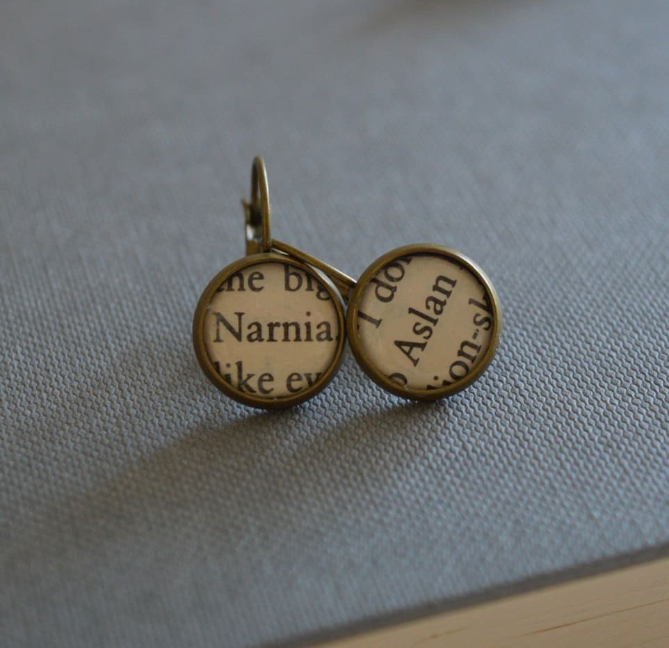 Recycled Buchseiten Der Löwe, Die Hexe Und Kleiderschrank Aslan Narnia Ohrringe Recycled Buchseiten Der Löwe, Die Hexe Und Kleiderschrank Aslan Narnia Ohrringe von BellBookAndScandal