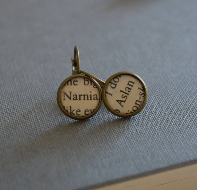 Recycled Buchseiten Der Löwe, Die Hexe Und Kleiderschrank Aslan Narnia Ohrringe Recycled Buchseiten Der Löwe, Die Hexe Und Kleiderschrank Aslan Narnia Ohrringe von BellBookAndScandal