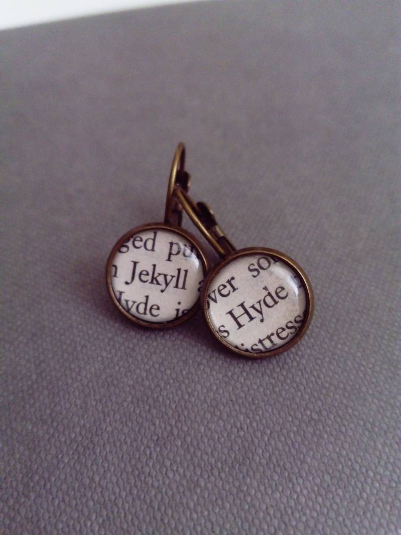 Recycled Buchseiten Jekyll & Hyde Book Ohrringe Recycled Buchseiten Jekyll & Hyde Book Ohrringe von BellBookAndScandal
