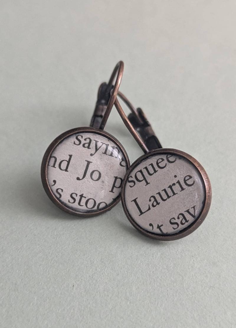 Recycled Buchseiten Jo Und Laurie Little Women Ohrringe Recycled Buchseiten Jo Und Laurie Little Women Ohrringe von BellBookAndScandal