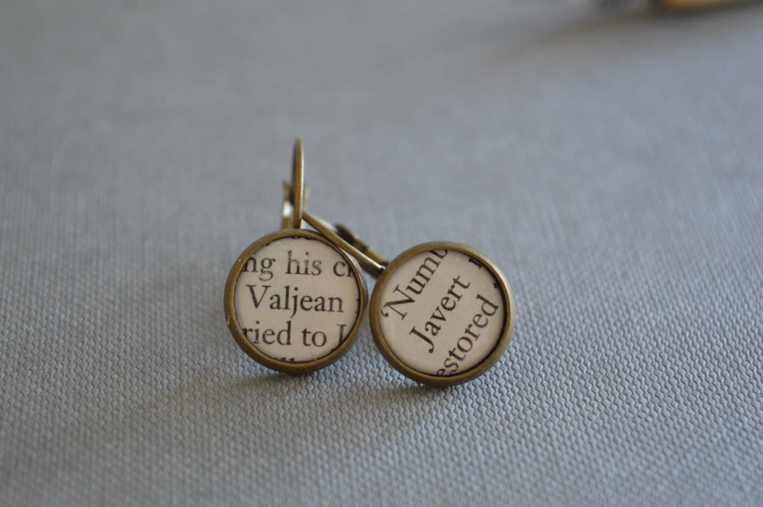 Recycled Buchseiten Valjean Und Javert Les Miserables Brisuren Recycled Buchseiten Valjean Und Javert Les Miserables Brisuren von BellBookAndScandal