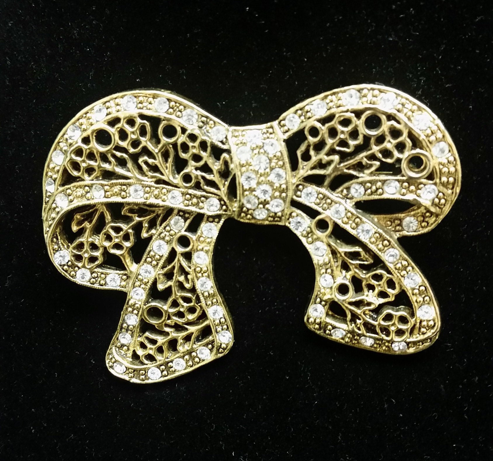 1928 Bow Pin 1928 Bow Pin von BellaAndTutti