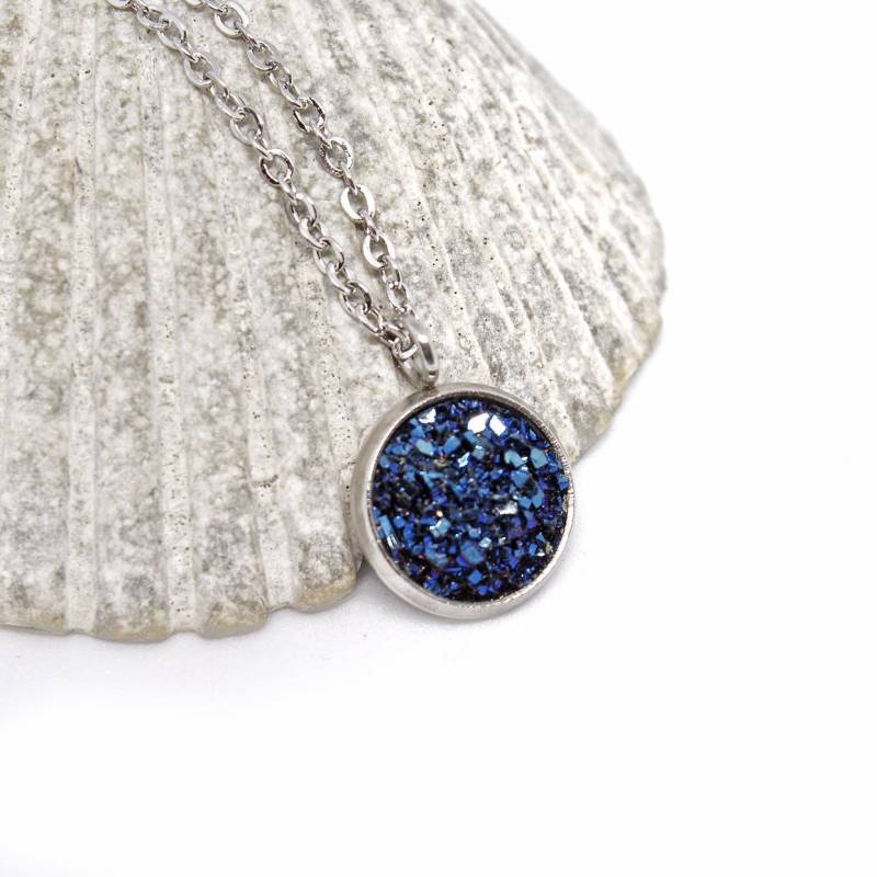 Blaue Druzy Halskette, Marineblaue Brautjungfer Anhänger Faux Zierliche Geschenk Für Sie Blaue Druzy Halskette, Marineblaue Brautjungfer Anhänger Faux Zierliche Geschenk Für Sie von BellaBoutiqueCrafts