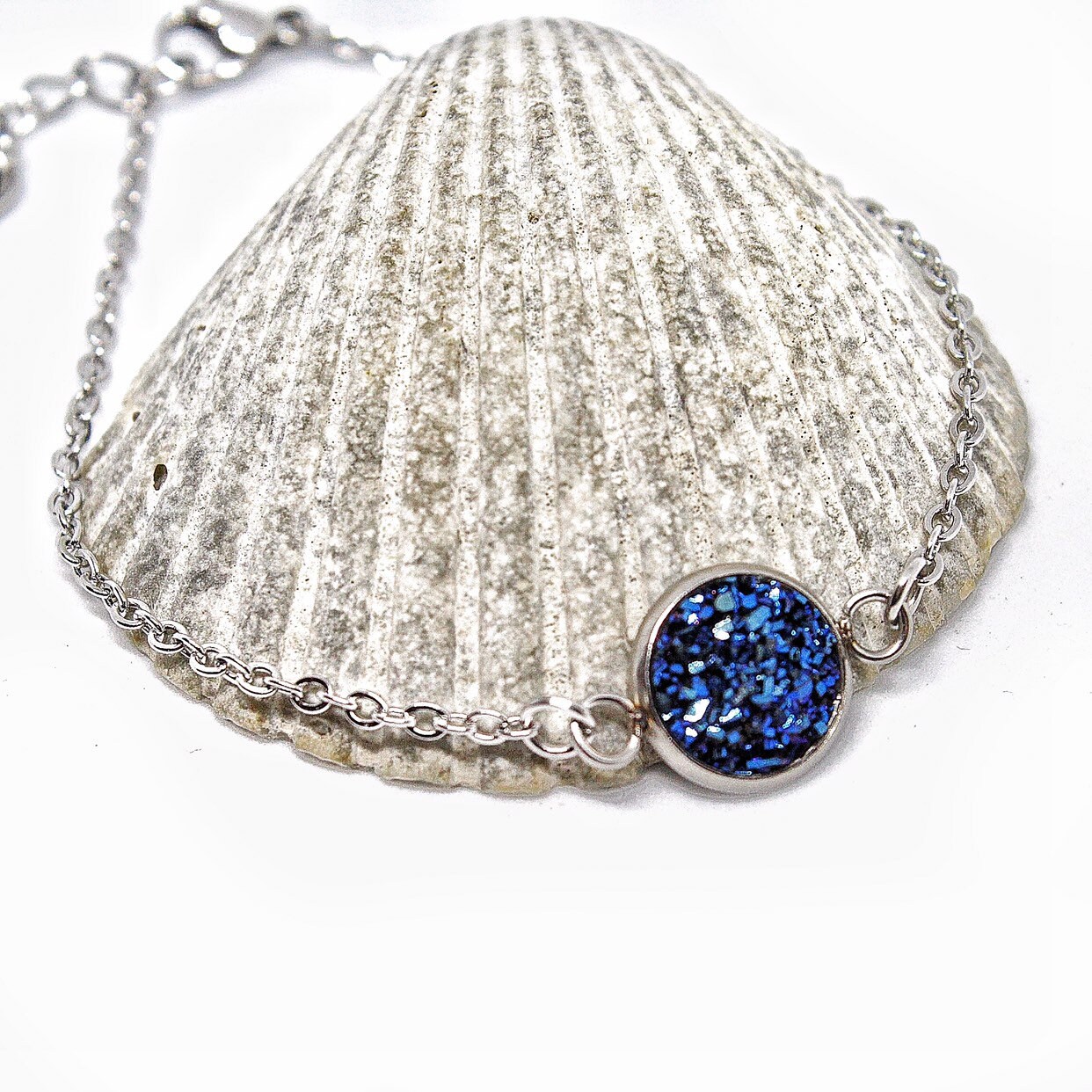 Blaues Druzy Armband, Marineblaues Blauer Brautjungfer Schmuck, Faux Dunkelblaues Zierliches Armreif von BellaBoutiqueCrafts