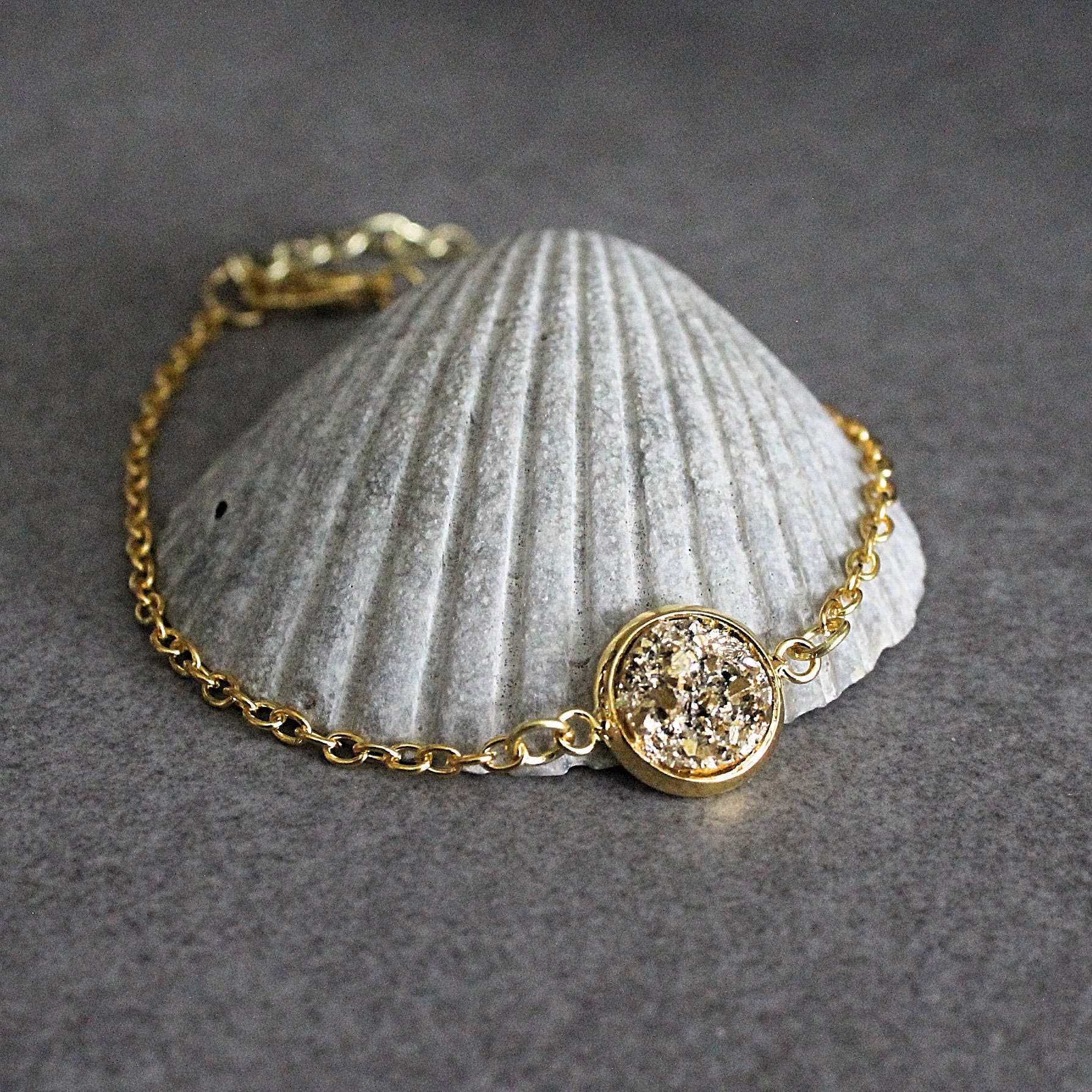 Gold Druzy Armband, Faux Brautjungfer Schmuck, Anhänger Zierliches Armreif von BellaBoutiqueCrafts