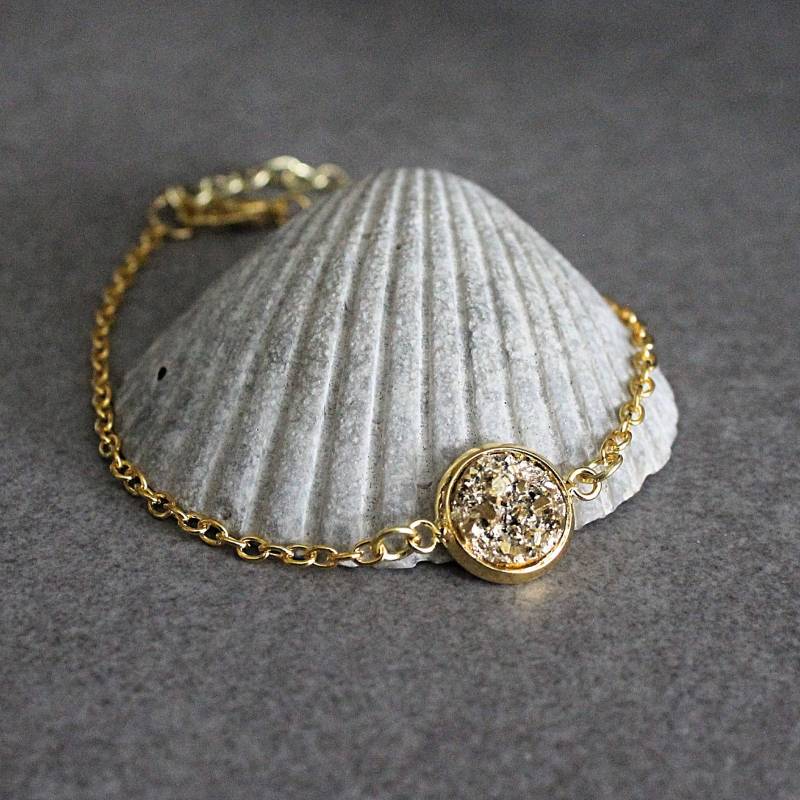Gold Druzy Armband, Faux Brautjungfer Schmuck, Anhänger Zierliches Armreif von BellaBoutiqueCrafts