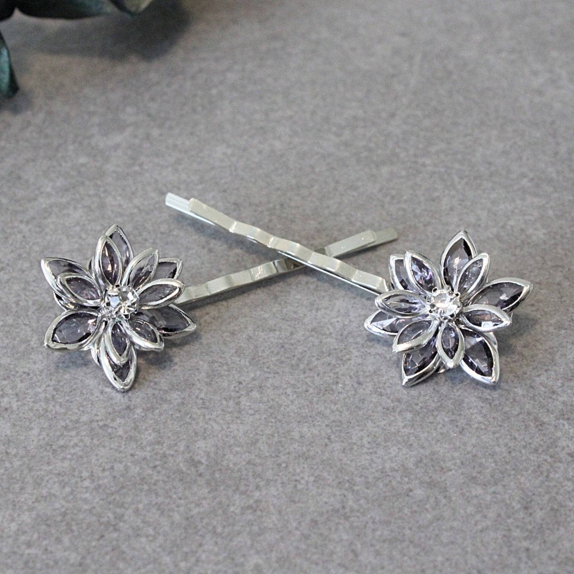 Graue Haarnadeln, Graue Brautjungfer Schmuck, Blumen Braut Trauzeugin Geschenk von BellaBoutiqueCrafts