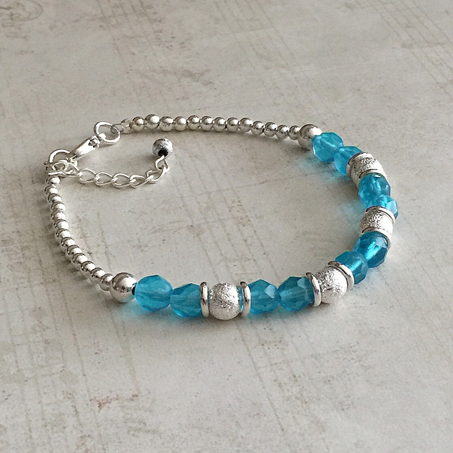 März Birthstone Armband, Aquamarin Aqua Türkis Armband von BellaBoutiqueCrafts