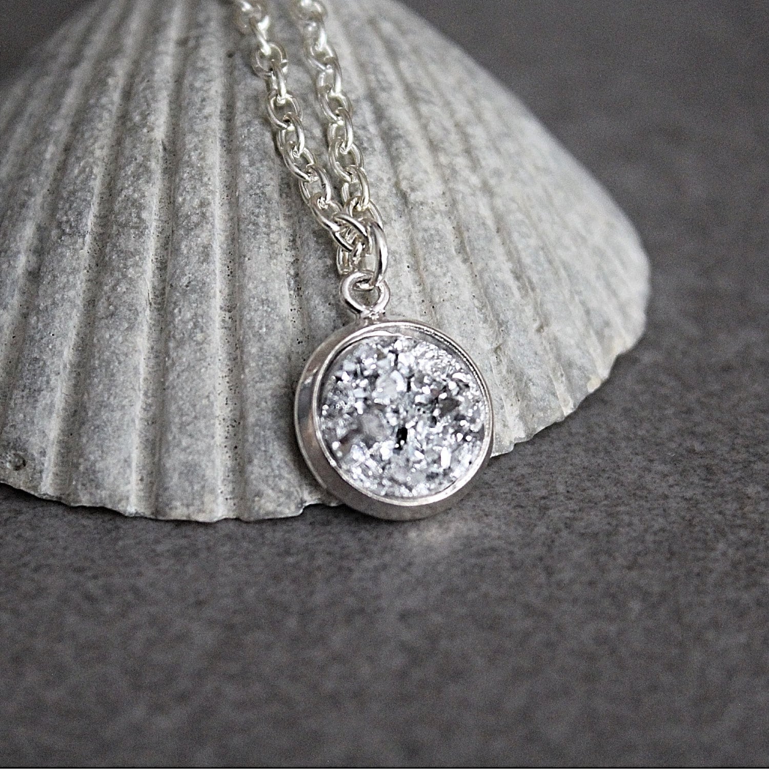 Silber Druzy Halskette, Anhänger Brautjungfer Geschenk, Geschenke Unter 20, 15, Dienstmädchen Der Ehre, Rohstein Halskette von BellaBoutiqueCrafts