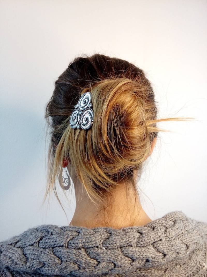 Aria - Drei Schalen in Einem Dreieck Angeordnet. Dieses Besonders Markante Design Verleiht Ein Schön Aussehendes Design, Das Ihr Haar Verschönert von BellaBoutiqueMenorca