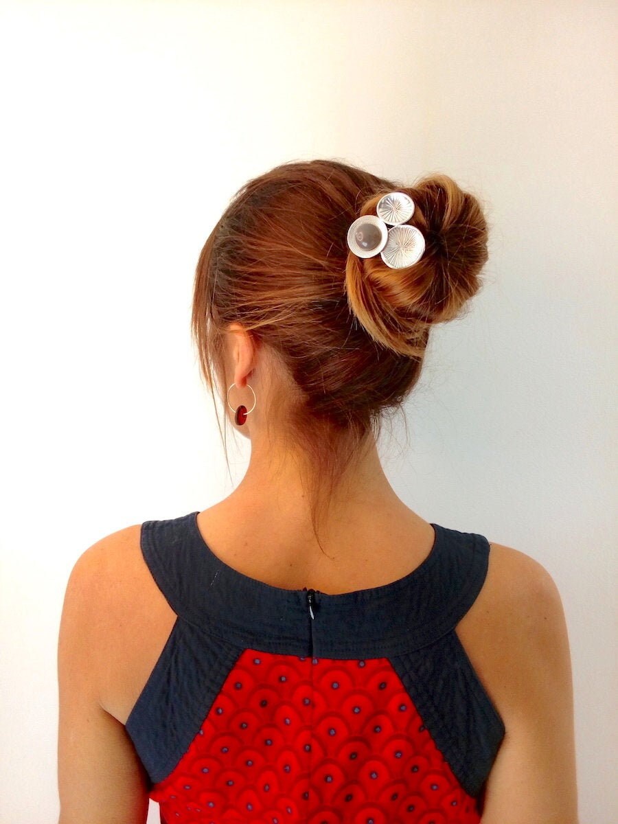 Claire - Atemberaubende Haarnadel Mit Unregelmäßigem Design Und Feinen Gravuren. Ein Auffälliger Hingucker Für Ihr Haar, Der Alle Ihre Outfits von BellaBoutiqueMenorca