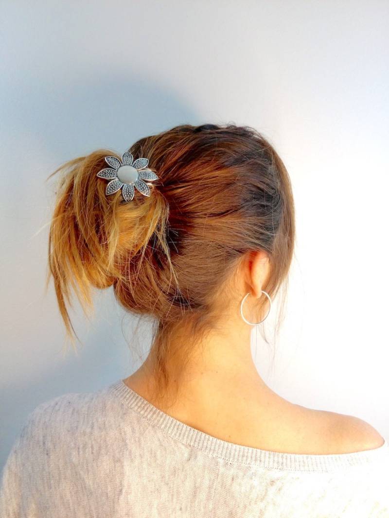 Daisy - Zierliches, Gänseblümchenartiges Blumendesign. Eine Einzelne Reihe Blütenblätter Mit Schwärzungseffekt Um Eine Kontrastierende Mitte von BellaBoutiqueMenorca