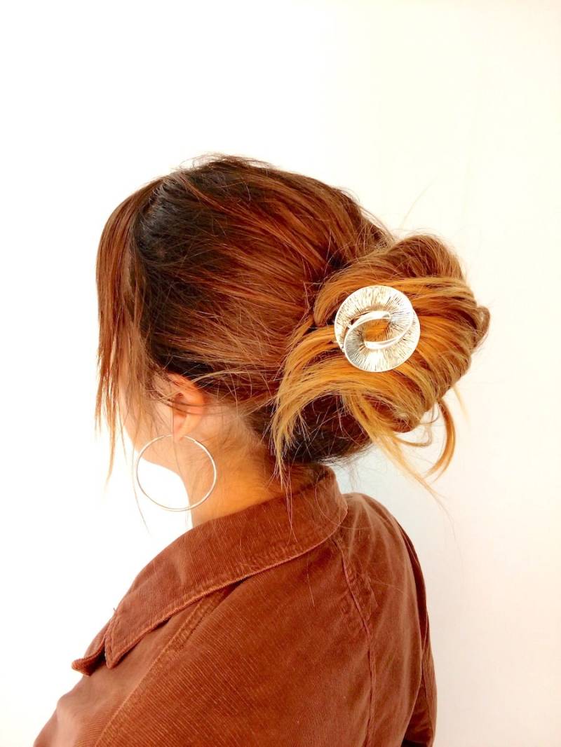 Gilda - Elegante, Glamouröse Form Mit Geschwungenen Linien Und Feinen Gravuren. Eine Auffällige Ergänzung Für Ihr Haar, Die Gesamtes Outfit Ergänzt von BellaBoutiqueMenorca