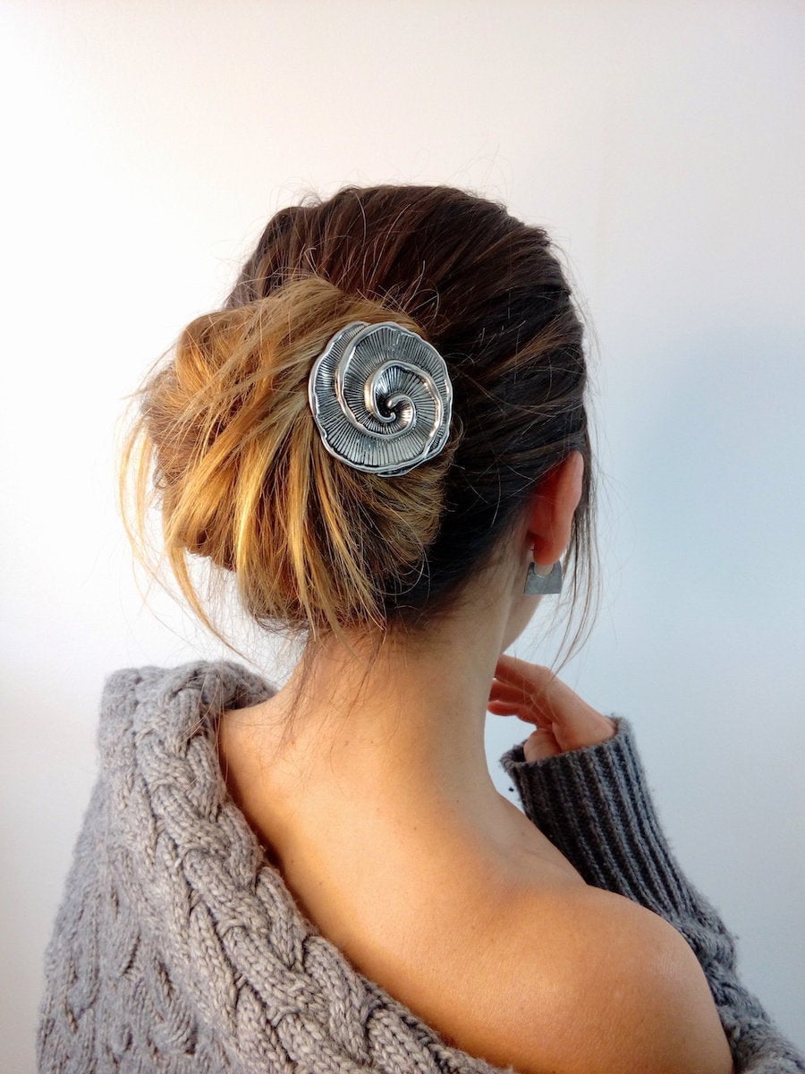 Lola - Schöne Schlichte Haarnadel Inspiriert in Der Natürlichen Schönheit Rosen. Dieses Design Verschönern Sie Ihr Haar, Das Alle Ihre Outfits von BellaBoutiqueMenorca