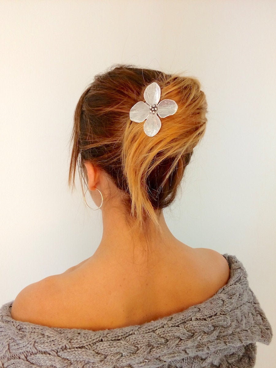 Lunaria - Silvery Lunaria-Blume Haarnadel. Schlicht Und Schick Eine Erhabene Ergänzung Für Ihr Haar, Die Alle Ihre Outfits Ergänzt von BellaBoutiqueMenorca