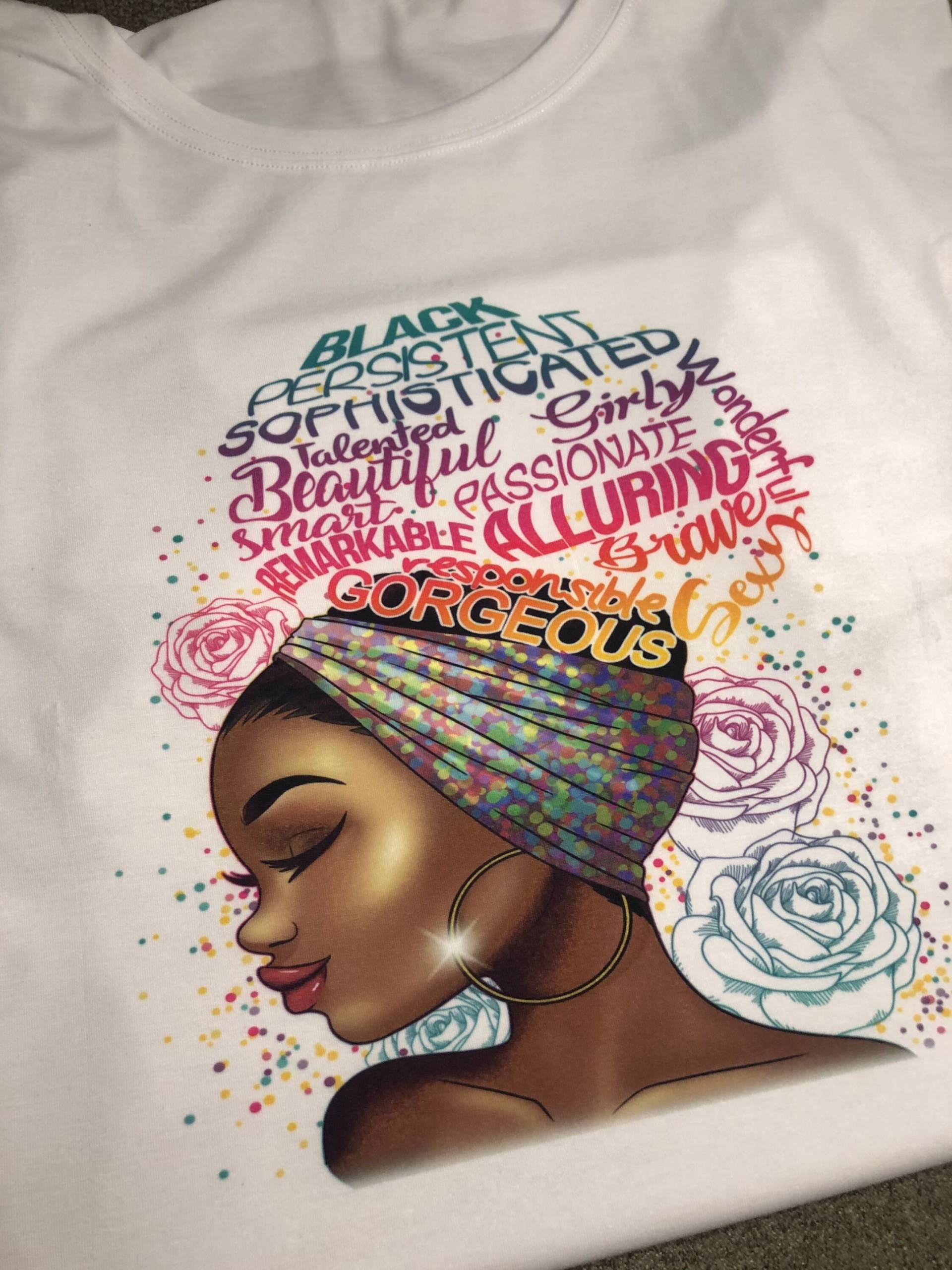 Black & Beautiful Sublimation Damen T-Shirt, Girl Magic, Melanin Is von BellaDecorandGifts