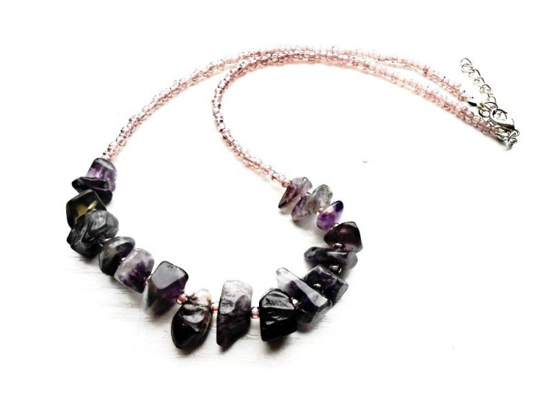 Rohe Amethyst Halskette Edelstein Glas Samen Perlen Frauen Lila Geschnitten Grob Unregelmäßig Eisviolett Heilstein Boho Statement Bib Schmuck von BellaDonnaBG
