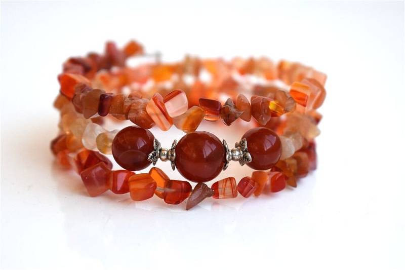 Roher Roter Karneol Edelstein Memory Wire Wrap Perlen Armband Heilstein Kristall Chakra Meditation Yoga Zen Boho Schmuck von BellaDonnaBG