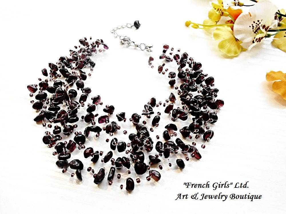 Rote Granat Roh Edelstein Luft Halskette Heilkristall Boho Glas Rocailles Mehrstrang Floating Gehäkelt Unsichtbar Schmuck Statement von BellaDonnaBG