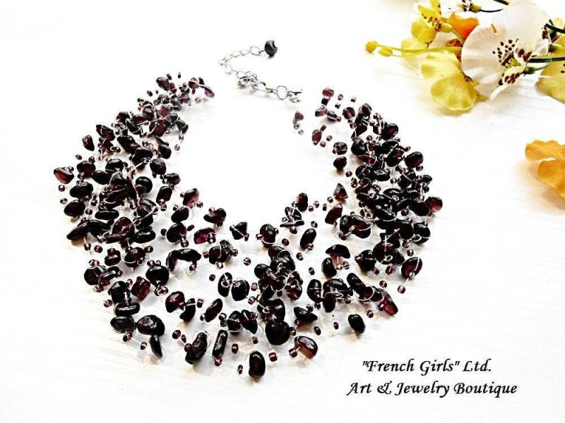 Rote Granat Roh Edelstein Luft Halskette Heilkristall Boho Glas Rocailles Mehrstrang Floating Gehäkelt Unsichtbar Schmuck Statement von BellaDonnaBG