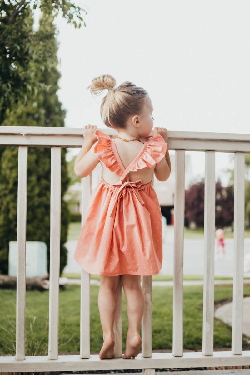 Koralle Pin Dot Rüschen Kleid. Pfirsich Rosa Kleid Dress. Sommerkleid. Kinder Kleider. Kleinkind Tank Pünktchen-Kleid von BellaFestaCrafts