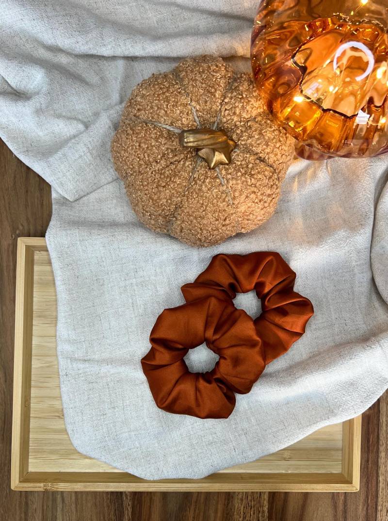 Scrunchie in Kupfer, Satinscrunchie, "Pumpkin", Orange, Haargummi, Glänzend, 100% Baumwolle, Geschenke Unter 15 Euro von BellaHandgjorda