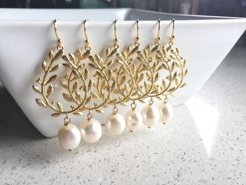 Set Von 3 Hochzeitsschmuck Gold Ohrringe, Süßwasser-Zuchtperlen. Brautjungfer Braut Hochzeit Perlenohrringe, Zarte von BellaJewelsInc