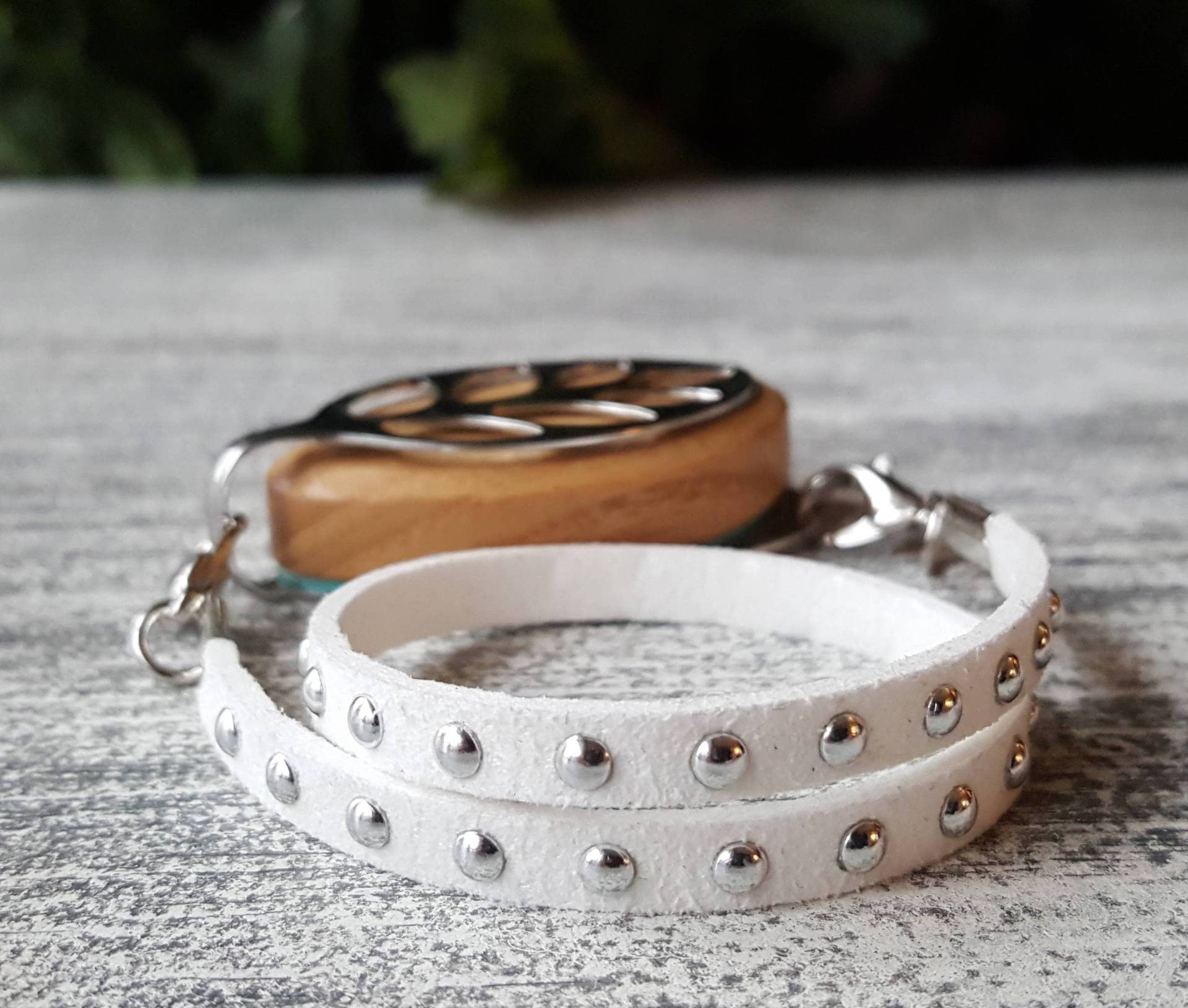 Vanilla Faux Wildleder Nieten Wickelarmband Für Bellabeat Leaf Vanilla Faux Wildleder Nieten Wickelarmband Für Bellabeat Leaf von BellaLeafCo