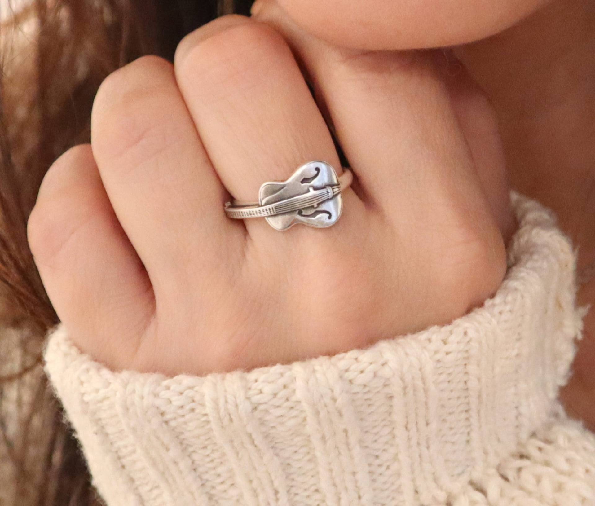 Kleiner Gitarrenring, Sterlingsilber, Gold, Rosegold-Oberflächen, Gitarrenschmuck, Unisex Ring, Statement-Ring von BellaMantra