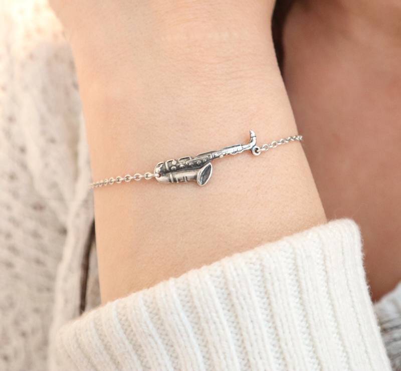 Kleines Saxophon Armband, Sterling Silber Finish von BellaMantra