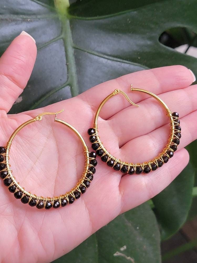 Gold Ohrringe, Perlen Schwarzer Achat, Edelstein Hoops, Boho Achat Hoops von BellaMiaBeadsStudio