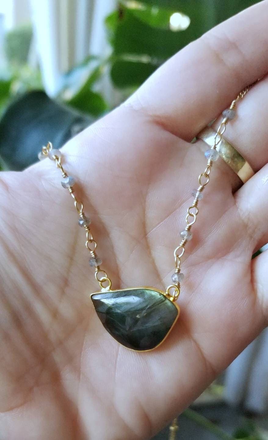 Labradorit Halskette, Gold Boho Edelstein Anhänger, One Of A Kind Kristall von BellaMiaBeadsStudio