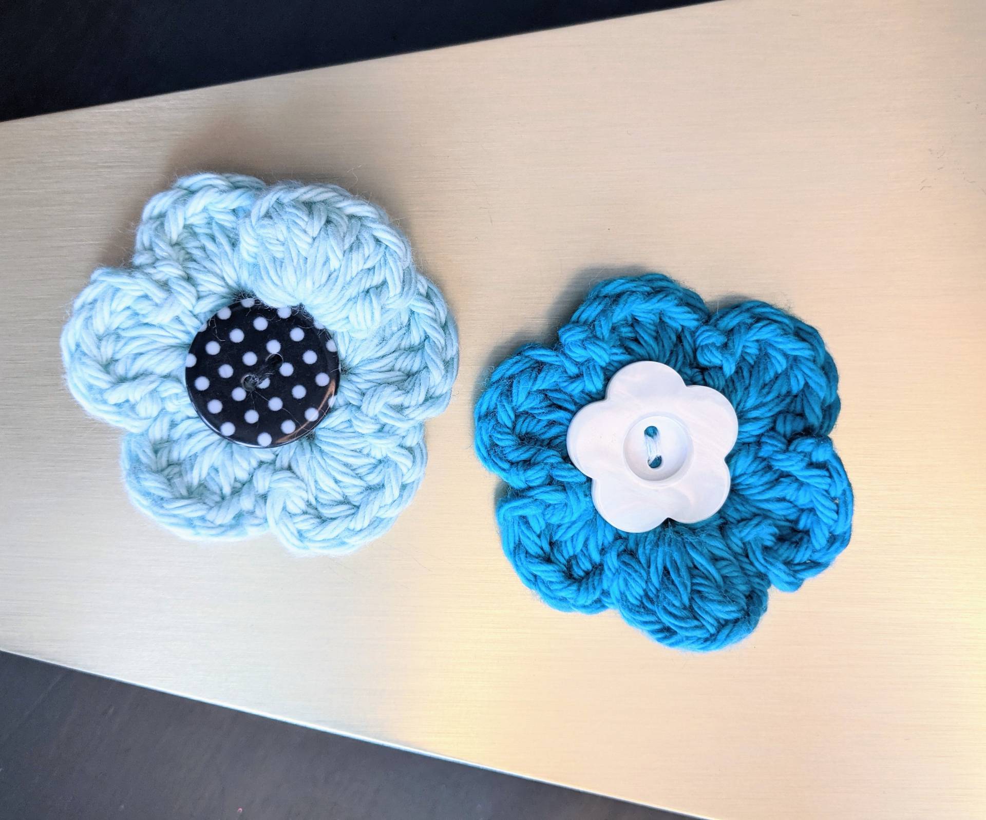 Gehäkelte Blumen Haarspangen Aqua & Blaue Haarspange Aus Bio-Baumwolle Gehäkelte Blumen Haarspangen Aqua & Blaue Haarspange Aus Bio-Baumwolle von BellaNBooDesigns
