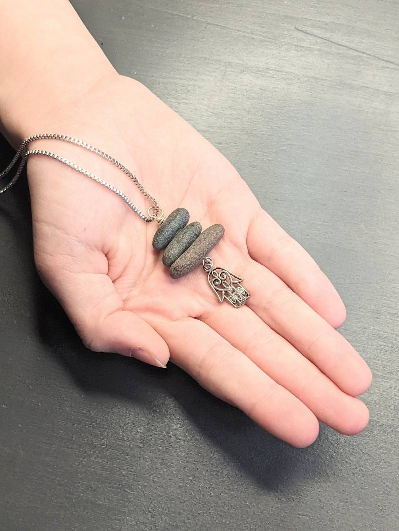 Hamsa Hand Cairn Halskette Duluth Strandstein Anhänger Hamsa Hand Cairn Halskette Duluth Strandstein Anhänger von BellaNBooDesigns