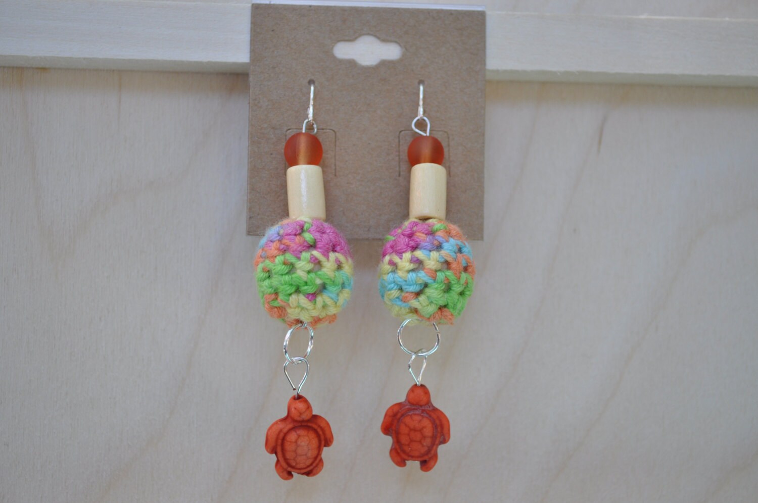 Perlenschmuck - Ohrringe Schildkröte Regenbogen Holz Rund Perlenschmuck - Ohrringe Schildkröte Regenbogen Holz Rund von BellaNBooDesigns