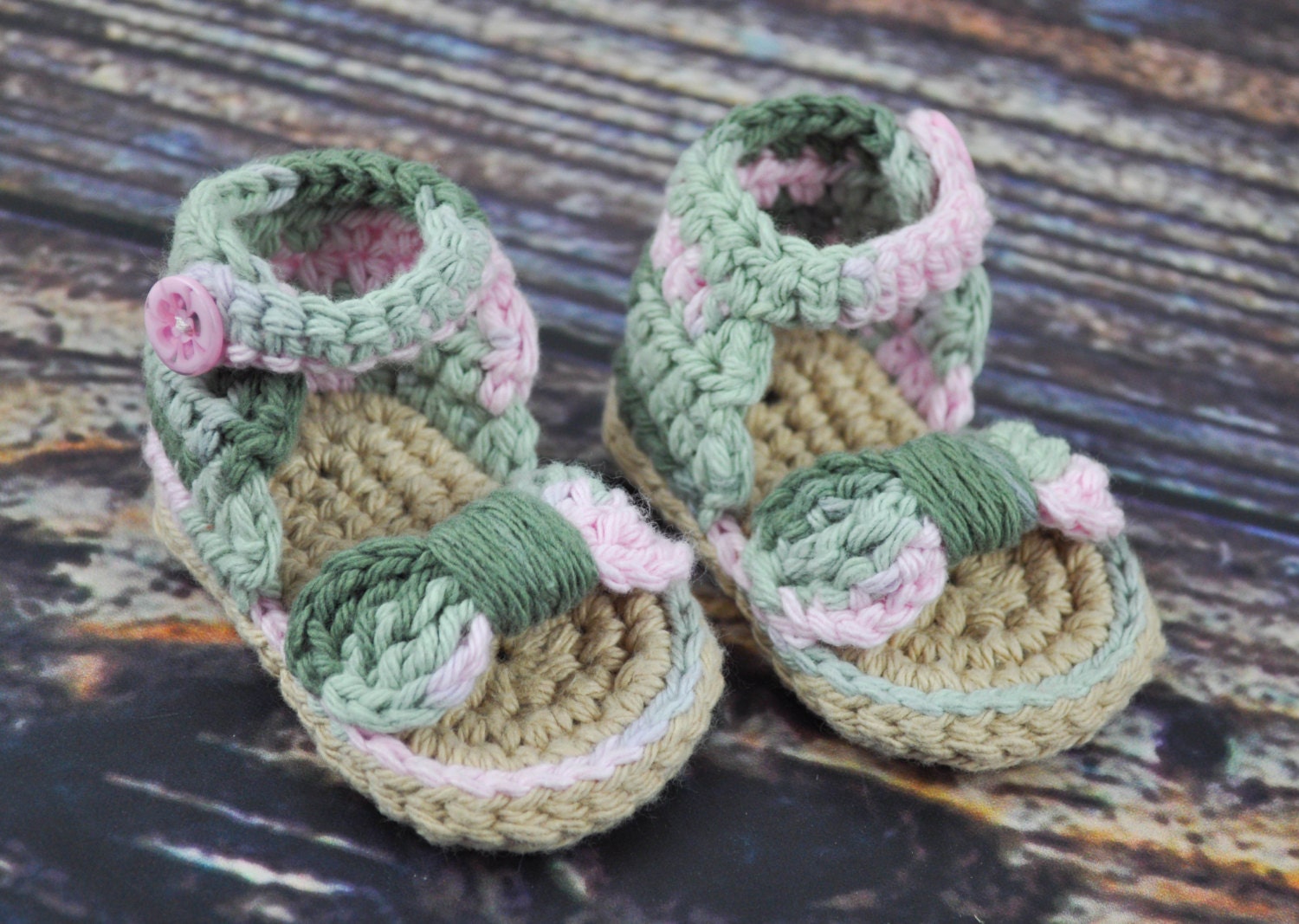 Rosa Camouflage Baby Sandalen - Schleife Rosa Camouflage Baby Sandalen - Schleife von BellaNBooDesigns