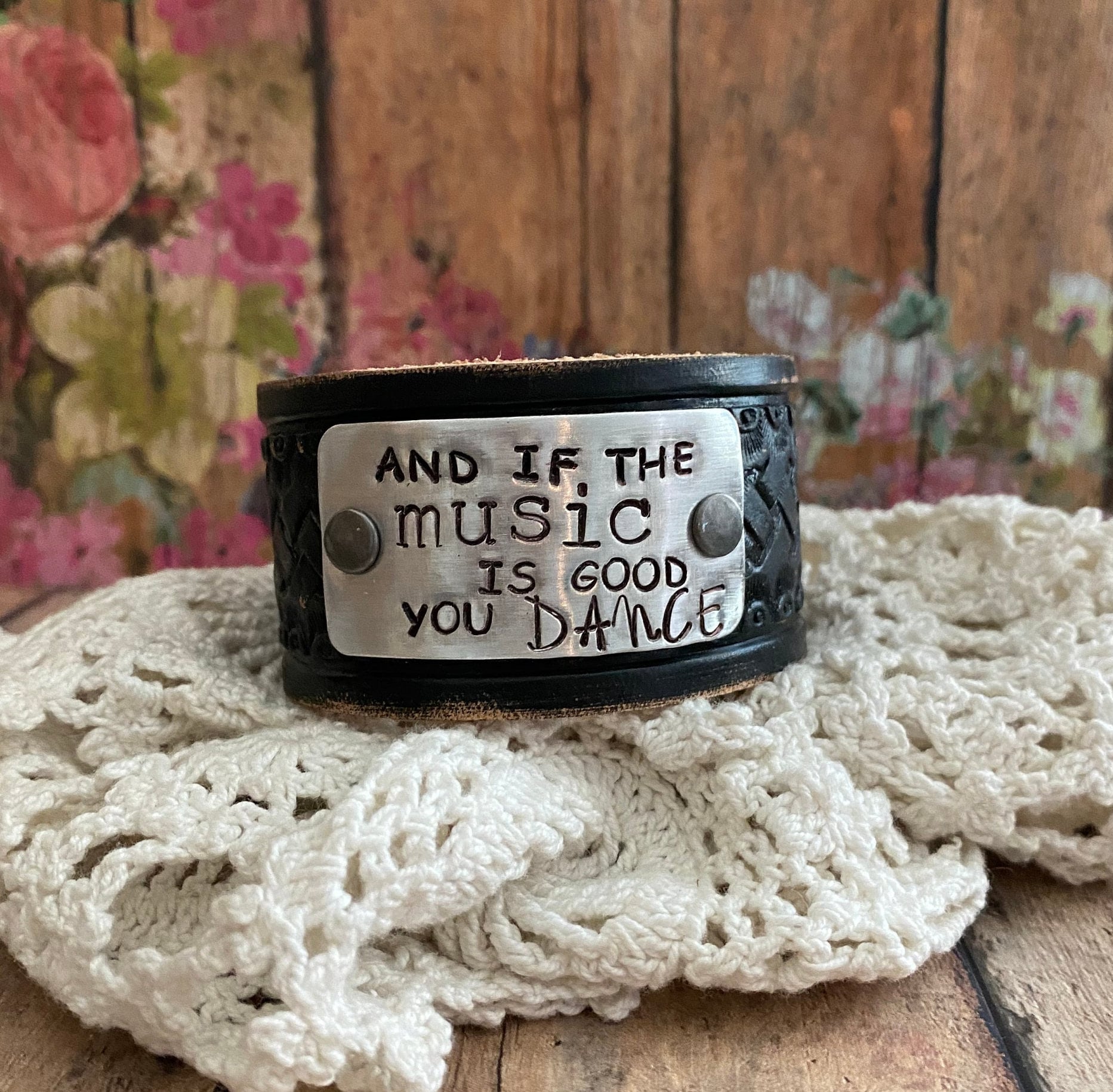 And If The Music Is Good You Dance Armband> Handgestempeltes Lederarmband. Schwarzes Tanz Armband. Musik Armband von BellaNotteDesigns