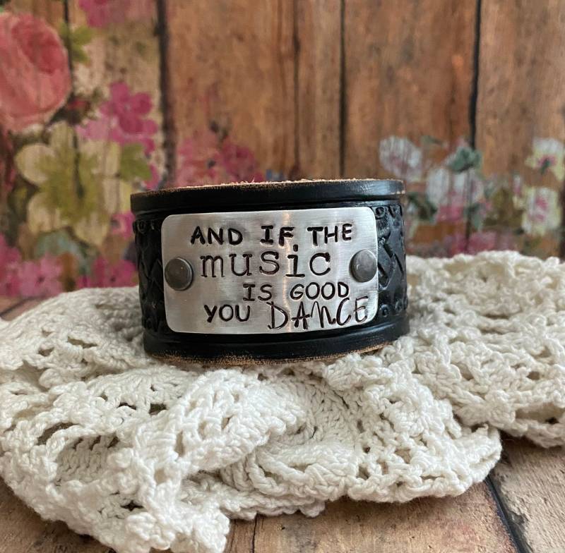 And If The Music Is Good You Dance Armband> Handgestempeltes Lederarmband. Schwarzes Tanz Armband. Musik Armband von BellaNotteDesigns