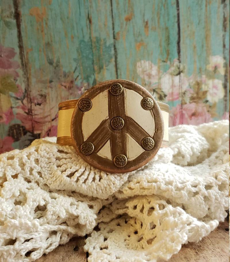 Bronze & Creme Leder Peace-Zeichen Manschette Armband> Armband. Lederschmuck. Peace Zeichen Schmuck. Hippie Retro Schmuck von BellaNotteDesigns