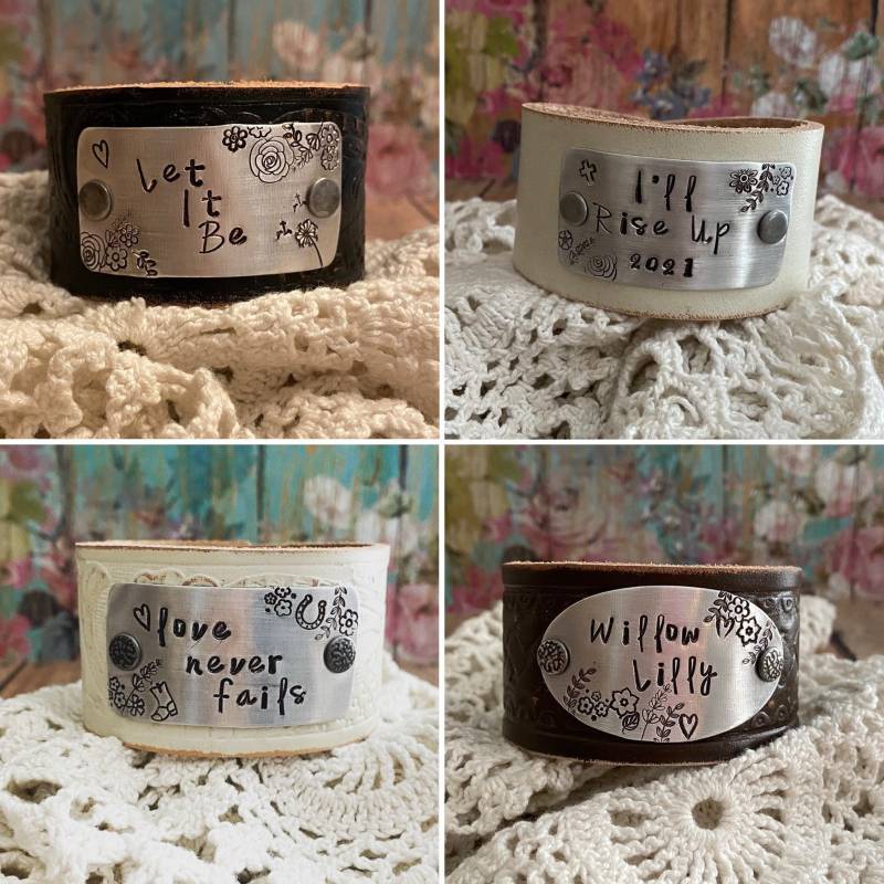 Personalisiertes Benutzerdefiniertes Handgestempeltes Ledermanschettenarmband. Ooak Geschenke. Songtext Zitate Musik Inspirational von BellaNotteDesigns