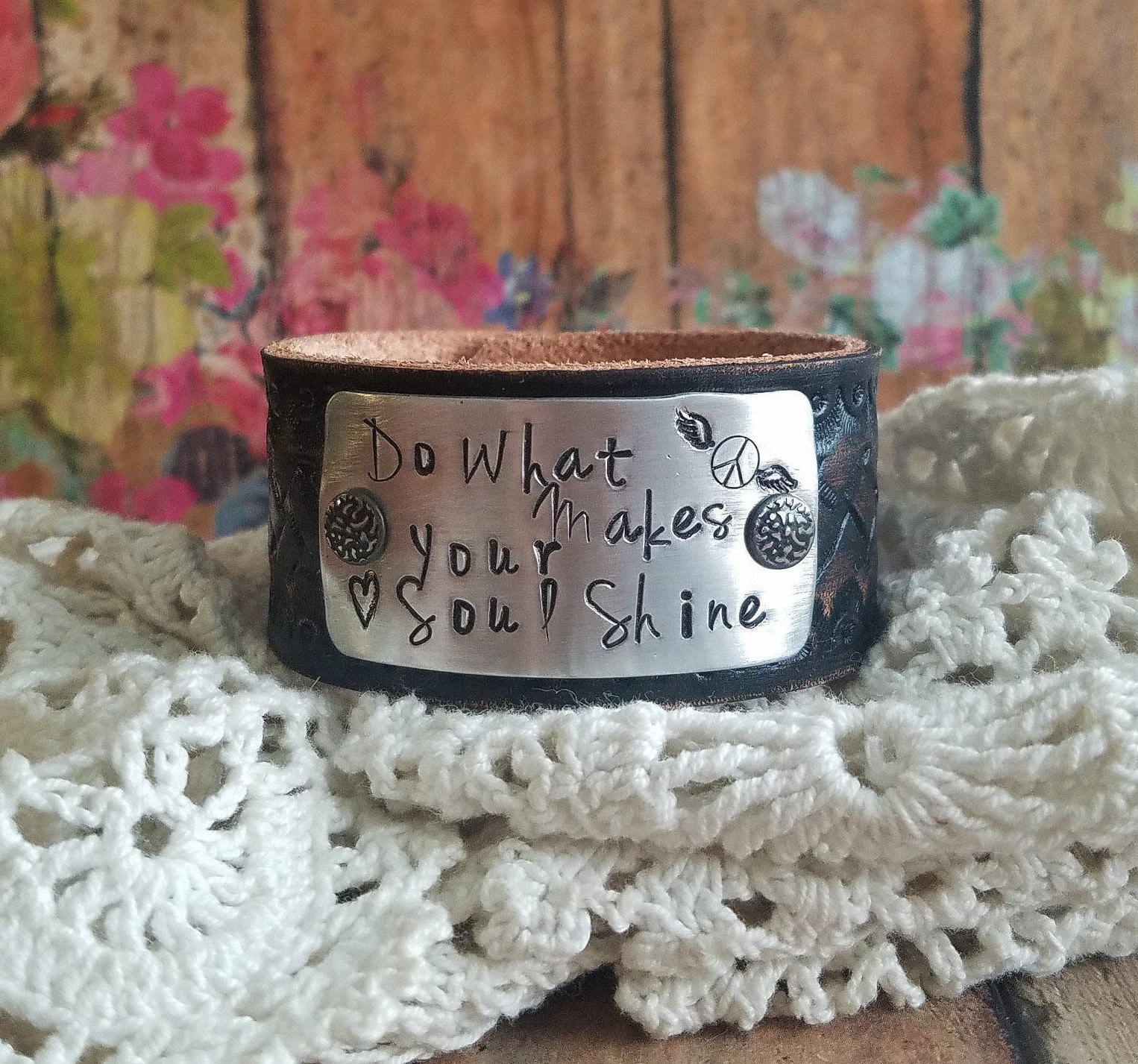 Tun Sie, Was Ihre Seele Zum Leuchten Bringt Handgestempeltes Schwarzes Lederarmband. Inspirierender Zitat Schmuck von BellaNotteDesigns