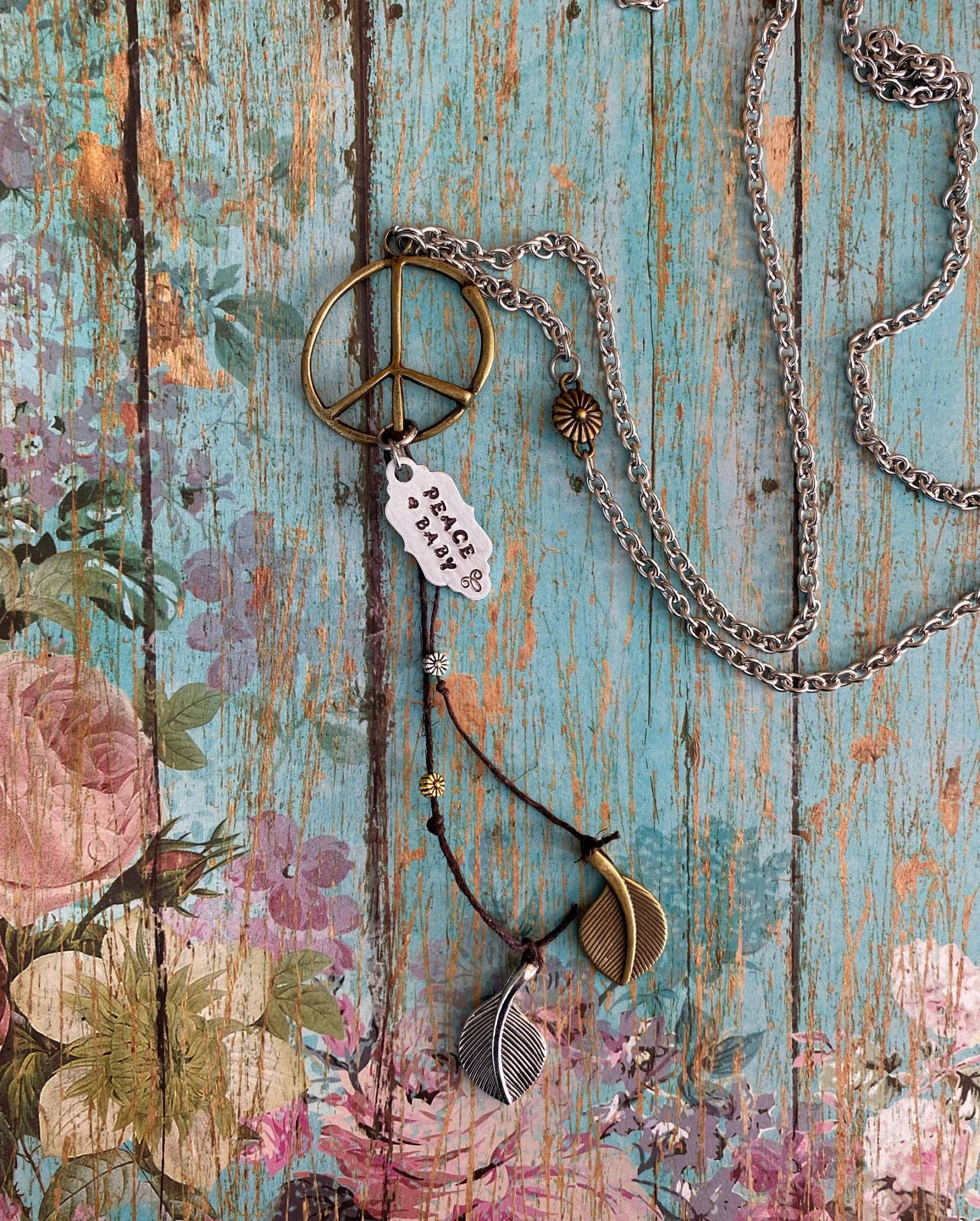 Lange Peace Zeichen Halskette > Charm Halskette. Schmuck. Hippie Multi Metall Handgemachter von BellaNotteDesigns