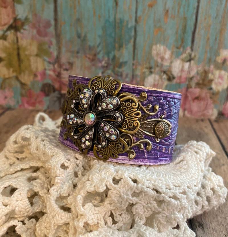 Lila Leder Manschette Armband Mit Strass Kristall Blume Concho> Concho Schmuck. Blumen Rustikaler Glamour. Boho Cowgirl-Chic von BellaNotteDesigns